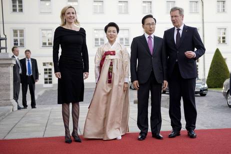 Bundespräsident Christian Wulff und seine Frau Bettina mit dem koreanischen Präsidenten und dessen Frau vor Schloss Bellevue