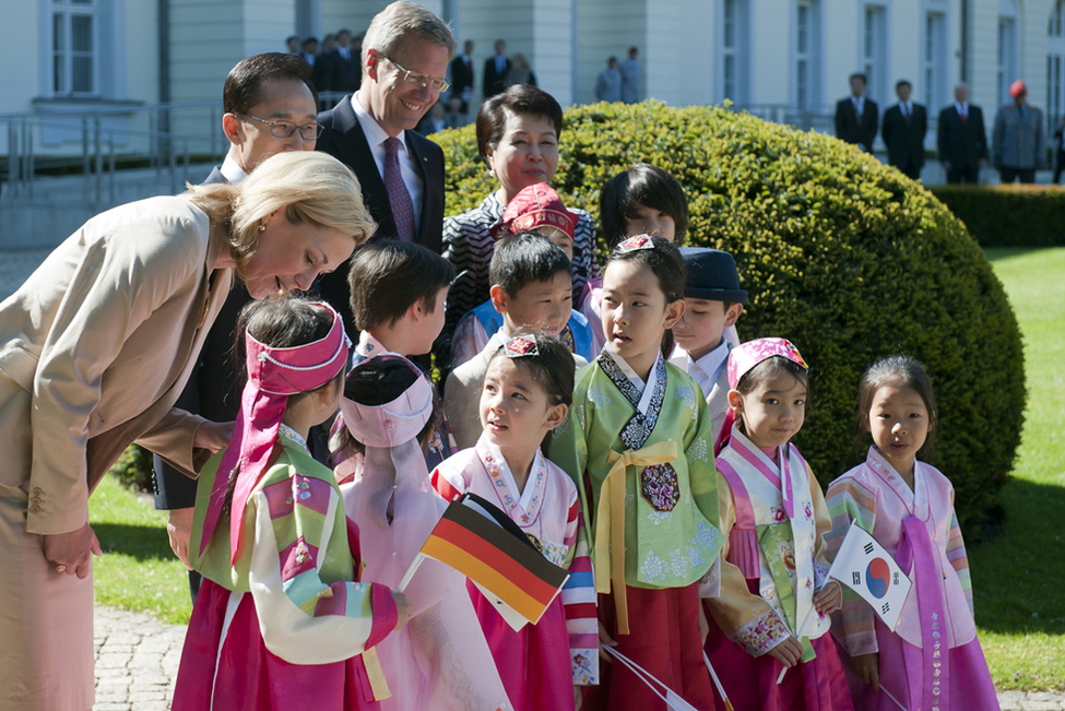 Bundespräsident Christian Wulff bei der Begrüßung S. E. dem Präsidenten der Republik Korea