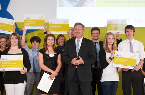 Bundespräsident Christian Wulff mit den Siegern des Schulwettbewerbs in Schloss Bellevue