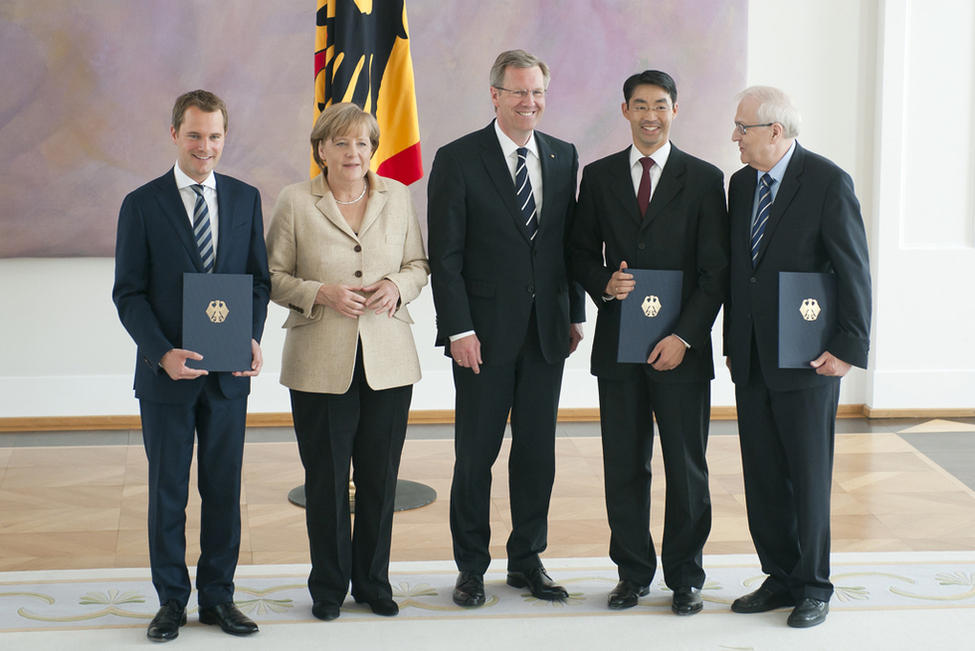 Bundespräsident Christian Wulff bei der Aushändigung der Entlassungs- und Ernennungsurkunden der Minister