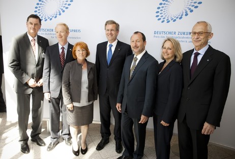 Bundespräsident Christian Wulff mit den Gewinnern des Zukunftspreises 2009