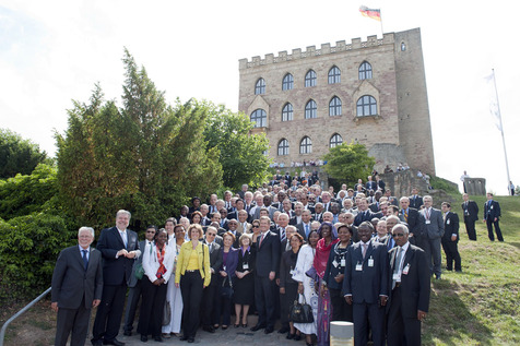 Bundespräsident Christian Wulff mit der Delegation vor dem Hambacher Schloss