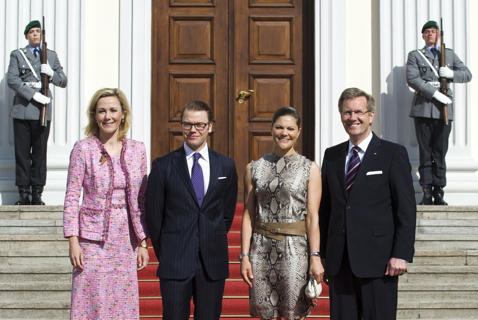 Bundespräsident Christian Wulff und seine Frau Bettina mit Kronprinzessin Victoria und Prinz Daniel von Schweden vor Schloss Bellevue