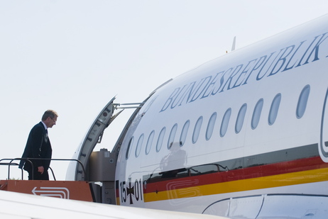 Bundespräsident Christian Wulff beim Einstieg ins Flugzeug (Archiv)