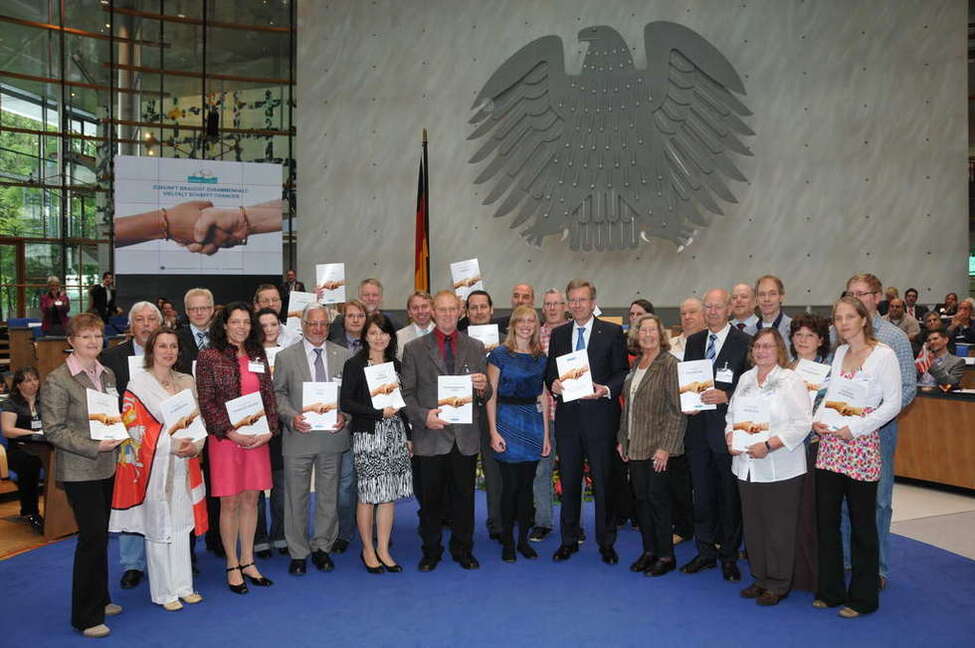 Bundespräsident Christian Wulff mit Teilnehmerinnen und Teilnehmern des Bürgerforums 2011 im Plenarsaal des alten Bundestages