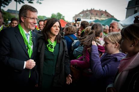 Bundespräsident Christian Wulff beim Rundgang mit Katrin Göring-Eckhardt, Präses der Synode der Evangelischen Kirche in Deutschland