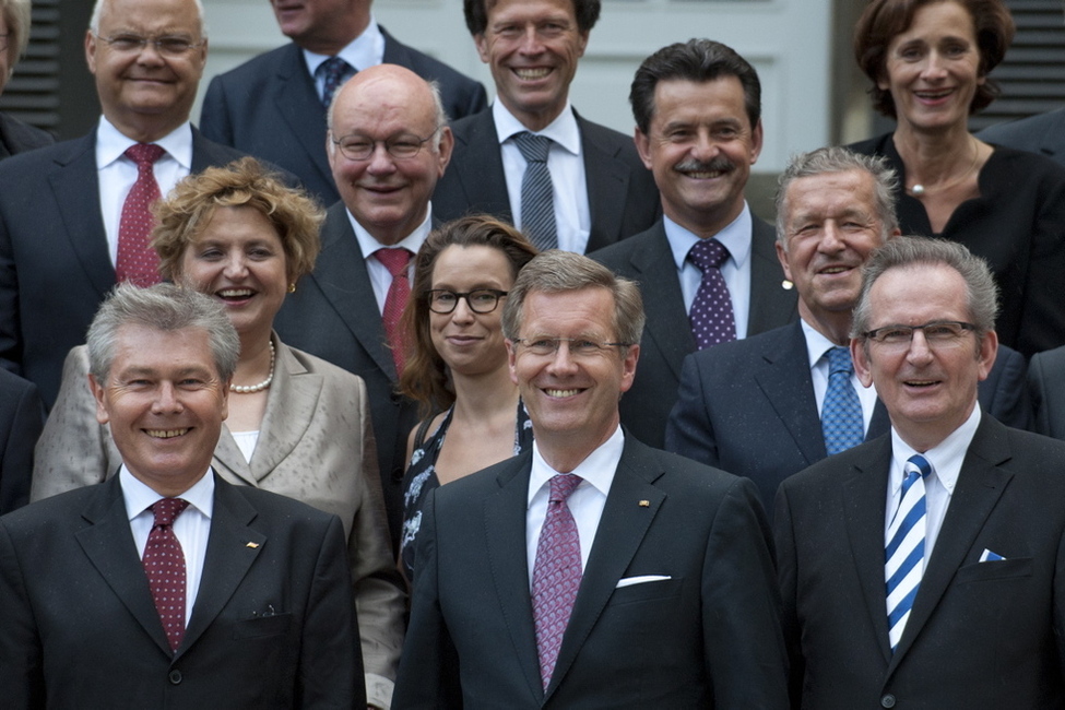 Empfang für die Teilnehmer der Landtagspräsidentenkonferenz in Wolfsburg - Bundespräsident Christian Wulff mit den Mitgliedern der Konferenz vor Schloss Wolfsburg