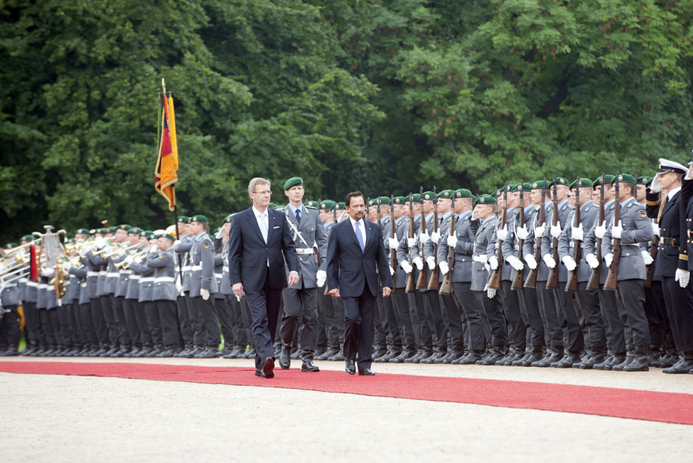 Begrüßung des Sultans von Brunei mit militärischen Ehren in Schloss Bellevue - Bundespräsident Christian Wulff begrüßt Sultan Haji Hassanal Bolkiah, Sultan von Brunei, mit militärischen Ehren im Schlosspark