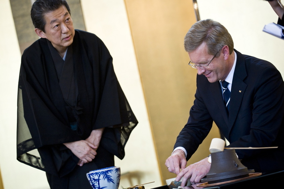 Tee-Zeremonie im Rahmen des deutsch-japanischen Freundschaftsjahres in Schloss Bellevue - Bundespräsident Christian Wulff bei der Tee-Zeremonie mit dem japanischen Großmeister Sen Shoshitsu