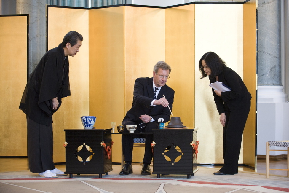 Tee-Zeremonie im Rahmen des deutsch-japanischen Freundschaftsjahres in Schloss Bellevue - Bundespräsident Christian Wulff bei der Tee-Zeremonie mit dem japanischen Großmeister Sen Shoshitsu (links)