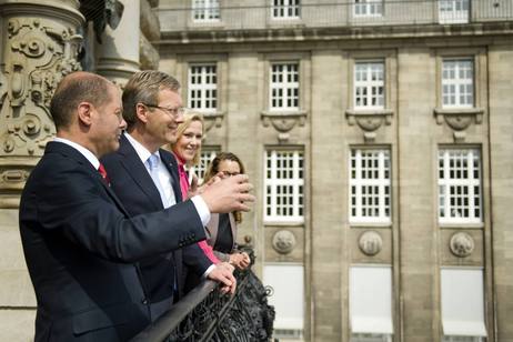 Antrittsbesuch in Hamburg - Bundespräsident Christian Wulff und seine Frau Bettina mit Olaf Scholz, Erster Bürgermeister der Freien und Hansestadt Hamburg, und Carola Veit, Präsidentin der Hamburgischen Bürgerschaft, auf dem Balkon des Hamburger Rathauses