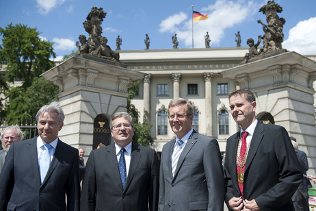 Bundespräsident Christian Wulff und der polnische Präsident Komorowski zusammen mit dem Regierenden Bürgermeister Klaus Wowereit und dem Präsidenten der Humboldt-Universität vor der Humboldt-Universität zu Berlin