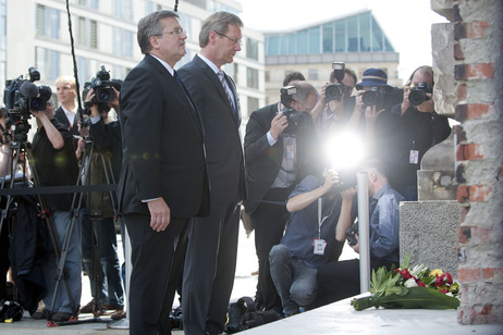 Besuch des polnischen Präsidenten Bronisław Komorowski in Berlin - Bundespräsident Christian Wulff und der polnische Präsident Bronisław Komorowski Solidarność-Gedenktafel am Reichstagsgebäude
