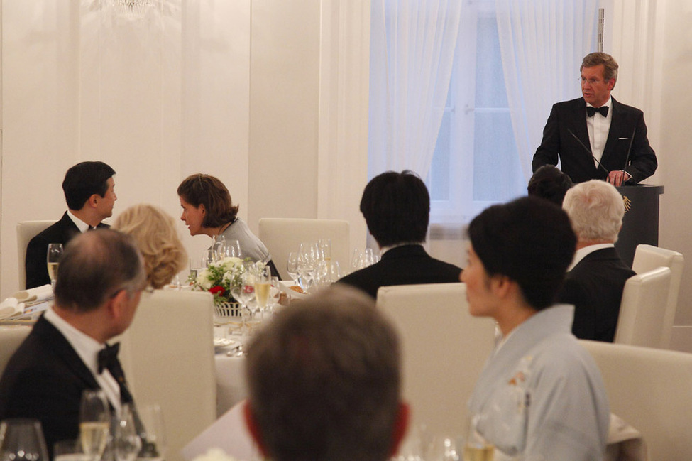 Abendessen zu Ehren des japanischen Kronprinzen in Schloss Bellevue - Bundespräsident Christian Wulff hält seine Tischrede im Großen Saal