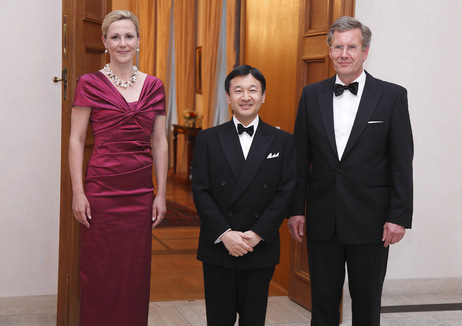 Abendessen zu Ehren des japanischen Kronprinzen in Schloss Bellevue - Bundespräsident Christian Wulff und seine Frau Bettina mit Seiner Kaiserlichen Hoheit Kronprinz Naruhito vor dem Abendessen