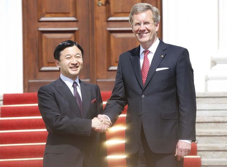  Empfang für den japanischen Kronprinzen in Schloss Bellevue - Bundespräsident Christian Wulff und Seine Kaiserliche Hoheit Kronprinz Naruhito von Japan vor Schloss Bellevue