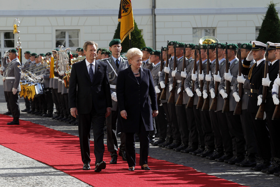  Empfang für die Präsidentin der Republik Litauen in Schloss Bellevue - Bundespräsident Christian Wulff empfängt Dalia Grybauskaité, Präsidentin Litauens, mit militärischen Ehren