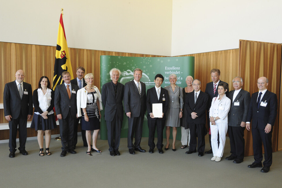 Empfang für die Stipendiatinnen und Stipendiaten der Alexander von Humboldt-Stiftung in Berlin -  Bundespräsident Christian Wulff mit den Stipendiaten und Forschungspreisträgern