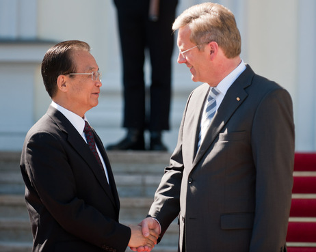 Bundespräsident Christian Wulff und der Ministerpräsident der Volksrepublik China, Wen Jiabao, vor Schloss Bellevue