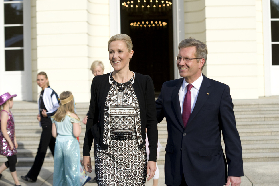 Sommerfest des Bundespräsidenten 2011 - Bundespräsident Christian Wulff und seine Frau Bettina auf der Terrasse von Schloss Bellevue