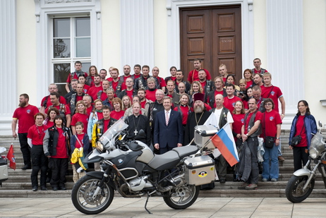 Empfang für die Teilnehmer der Motorrad-Rallye von St. Petersburg nach Deutschland in Schloss Bellevue - Bundespräsident Christian Wulff begrüßt die Teilnehmerinnen und Teilnehmer vor Schloss Bellevue