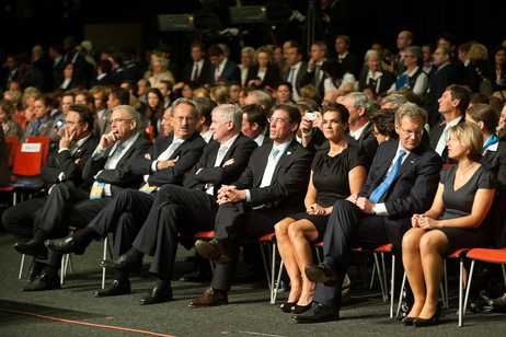 Entscheidung über den Austragungsort der Olympischen und Paralympischen Winterspiele 2018 in Durban/Südafrika - Bundespräsident Christian Wulff (2.v.r) mit der deutschen Delegation während der Vergabezeremonie