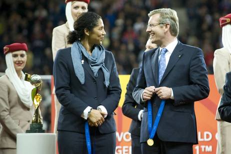 Bundespräsident Christian Wulff und Steffi Jones bei der Siegerehrung im Frankfurter WM-Stadion