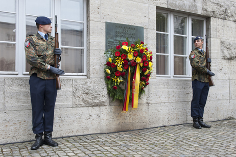 Zwei Soldaten halten Ehrenwache an der Gedenkstätte Deutscher Widerstand im Bendlerblock