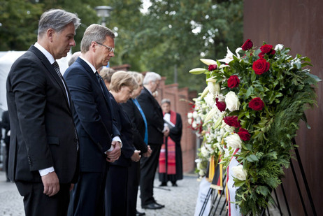 Zentrale Gedenkveranstaltung zum 50. Jahrestag des Mauerbaus in Berlin - Bundespräsident Christian Wulff legt am Denkmal für die Opfer des Mauerbaus und der deutschen Teilung einen Kranz nieder