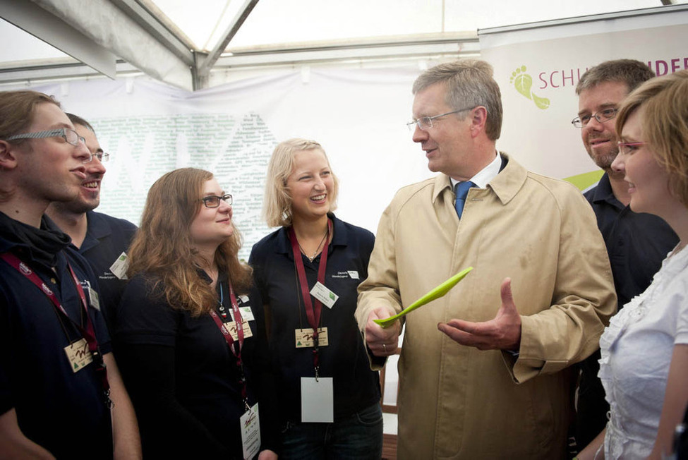 Festveranstaltung anlässlich des 111. Deutschen Wandertages in Melle - Bundespräsident Christian Wulff beim Rundgang über das Festgelände