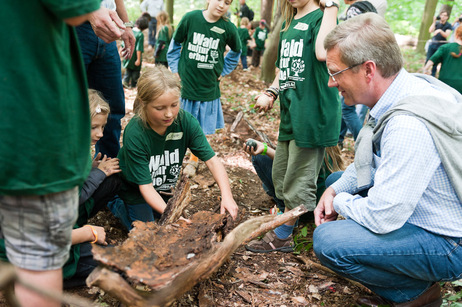 Waldprojekt mit Schülern bei Chorin -  - Bundespräsident Christian Wulff mit den Schülerinnen und Schülern bei der Baumvermessung