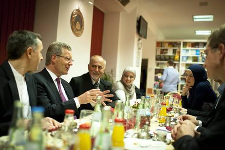 Fastenbrechen im islamischen Fastenmonat Ramadan in Berlin - Bundespräsident Christian Wulff in der Gemeinde des Islamischen Kulturzentrum der Bosniaken in Berlin