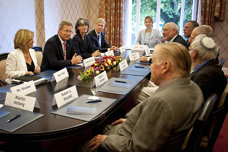 Treffen der Nobelpreisträger der Wirtschaftswissenschaften in Lindau - Bundespräsident Christian Wulff im Gespräch mit den Wirtschaftsnobelpreisträgern