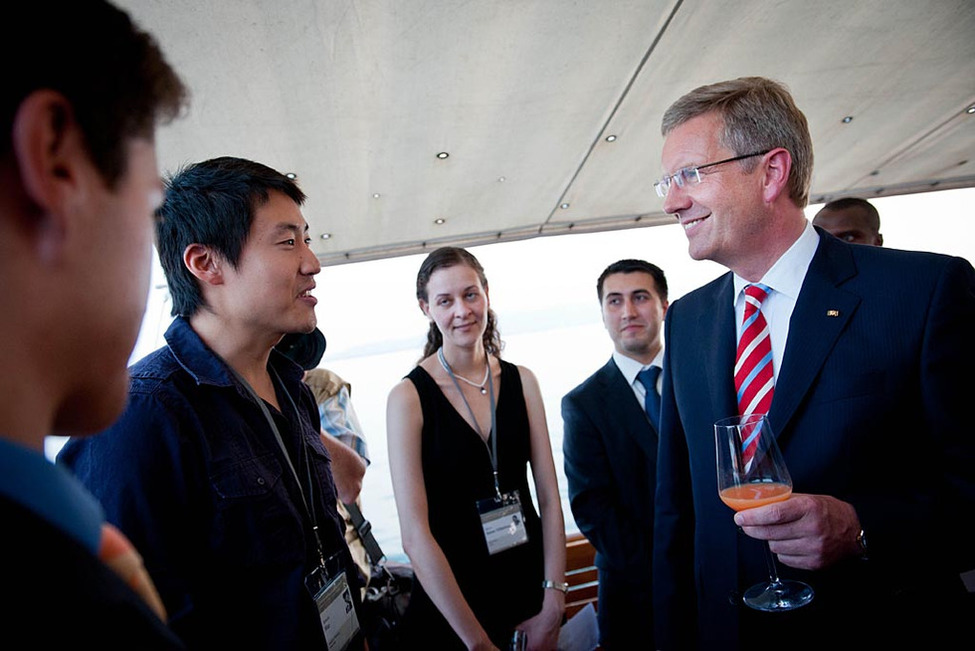 Treffen der Nobelpreisträger der Wirtschaftswissenschaften in Lindau - Bundespräsident Christian Wulff im Gespräch mit Preisträgern und jungen Ökonomen auf dem historischen Dampfschiff "Hohentwiel"