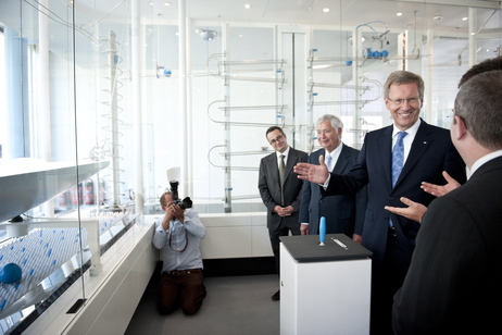 Treffen mit dem Gewinnerteam des "Deutschen Zukunftspreises 2010" in Esslingen - Bundespräsident Christian Wulff informiert sich über Projekte und Innovationen eines Technologieunternehmens