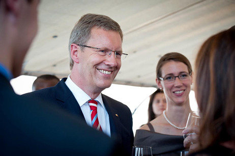 Bundespräsident Christian Wulff in Gespräch mit jungen Wirtschaftswissenschaftlern