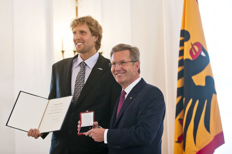 Bundespräsident Christian Wulff überreicht Dirk Nowitzki das Silberne Lorbeerblatt im großen Saal von Schloss Bellevue