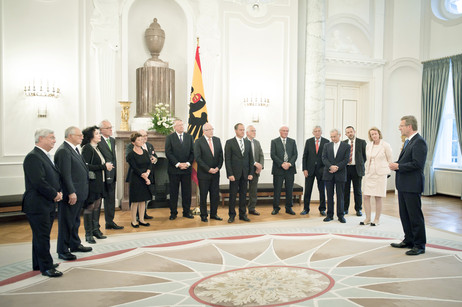 Bundespräsident Christian Wulff mit dem Aktionskomitee im Langhanssaal von Schloss Bellevue