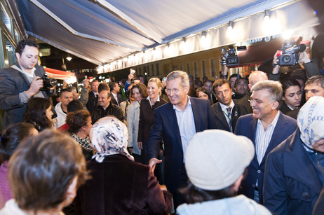 Bundespräsident Christian Wulff und der türkische Präsident Abdullah Gül mit Bürgerinnen und Bürgern in Berlin-Kreuzberg