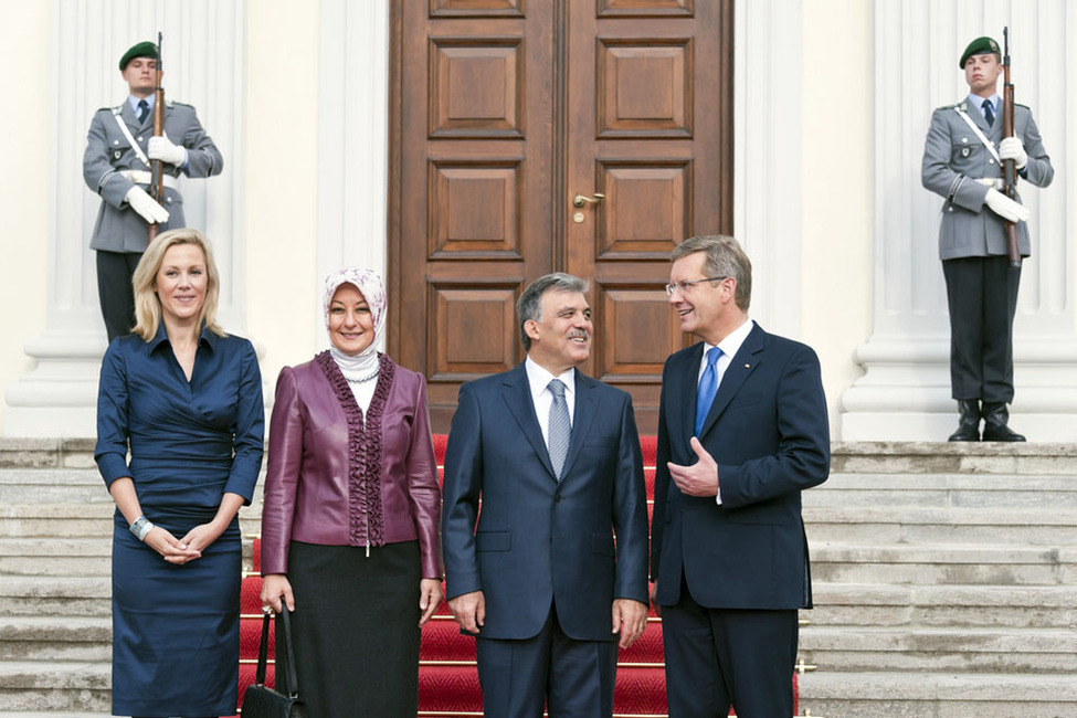 Bundespräsident Christian Wulff und seine Frau Bettina begrüßen den türkischen Präsidenten Abdullah Gül und dessen Frau Hayrünnisa Gül vor Schloss Bellevue