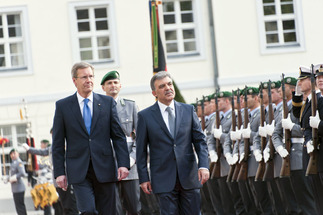 Bundespräsident Christian Wulff empfängt den türkischen Präsidenten Abdullah Gül mit militärischen Ehren in Schloss Bellevue