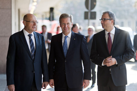 Bundespräsident Christian Wulff mit Andreas Voßkuhle (r.), Präsident des Bundesverfassungsgerichts, und Ferdinand Kirchhof (r.), Vizepräsident des Bundesverfassungsgerichts