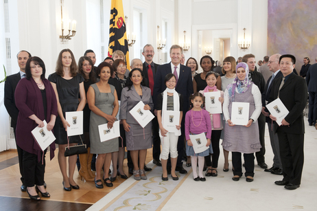 Bundespräsident Christian Wulff hat 22 Frauen und Männern ihre Einbürgerungsurkunden überreicht