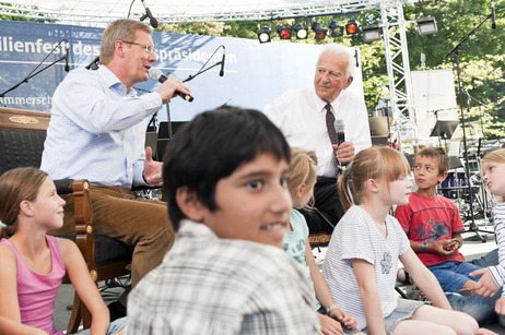 Bundespräsident Christian Wulff im Gespräch mit Bundespräsident a.D. Richard von Weizsäcker und mehreren Schülerreportern