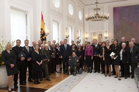 Bundespräsident Christian Wulff mit den 36 Ordensträgerinnen und Ordensträgern im Großen Saal