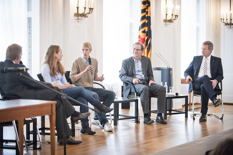 Bundespräsident Christian Wulff diskutiert mit Schülern und Lehrern