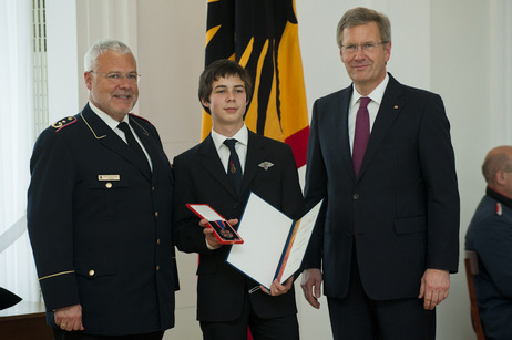 Bundespräsident Christian Wulff überreicht das Feuerwehr-Ehrenkreuz der Stufe Bronze