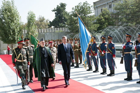 Bundespräsident Christian Wulff und der afghanische Präsident Hamid Karsai auf einem roten Teppich