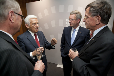 Bundespräsident Christian Wulff im Gespräch mit Jerzy Buzek, Präsident des Europäischen Parlaments (2.v.l.), und Heinz Riesenhuber, Präsident der DPG (r.)