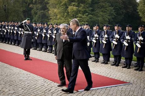 Bundespräsident Christian Wulff empfängt den Präsidenten der Republik Östlich des Uruguay, José Mujica, mit militärischen Ehren im Park von Schloss Bellevue